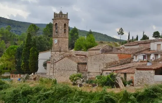 El campanario de la Iglesia parroquial de Sant Joan de Mediona es la postal más típica de la población.