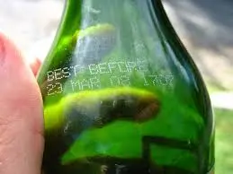 Botella de cerveza con fecha de consumo preferente Botella de cerveza con fecha de consumo preferente