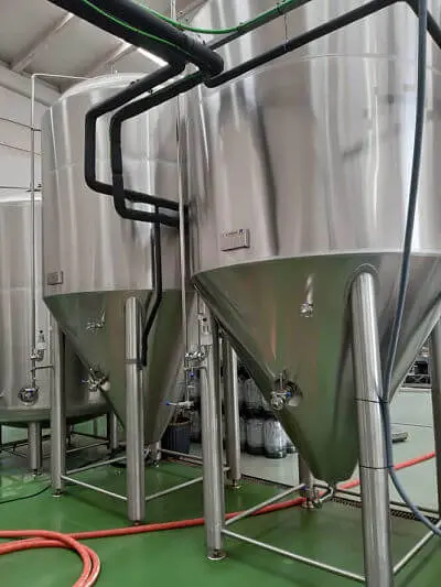 Fermentadores en una fábrica