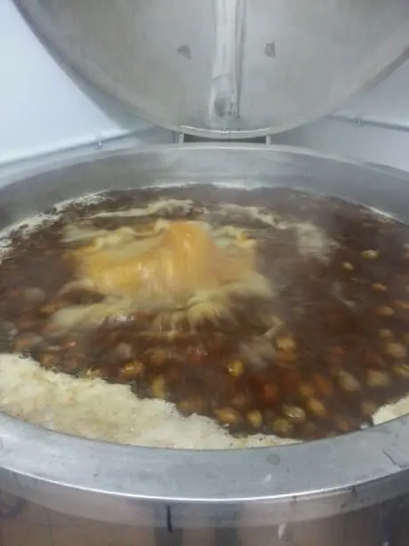 Olla en la que se cuece el mosto con el lúpulo