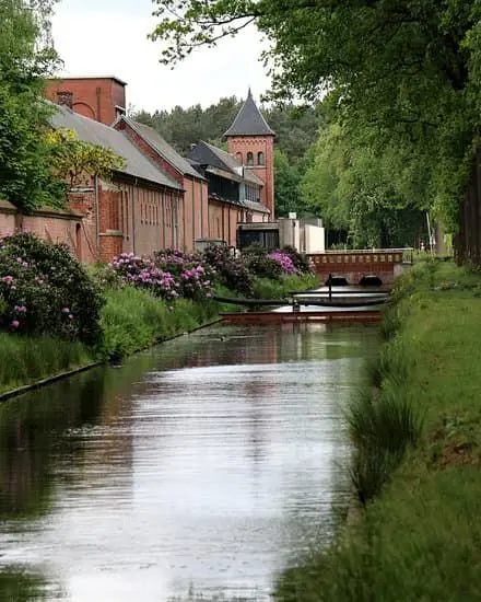 Fábrica de cervezas con el río al lado