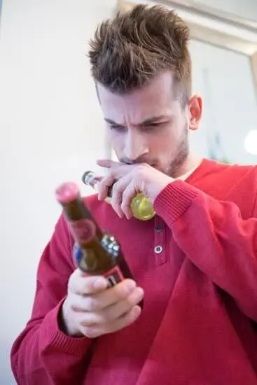Mirando el ABV de una cerveza.