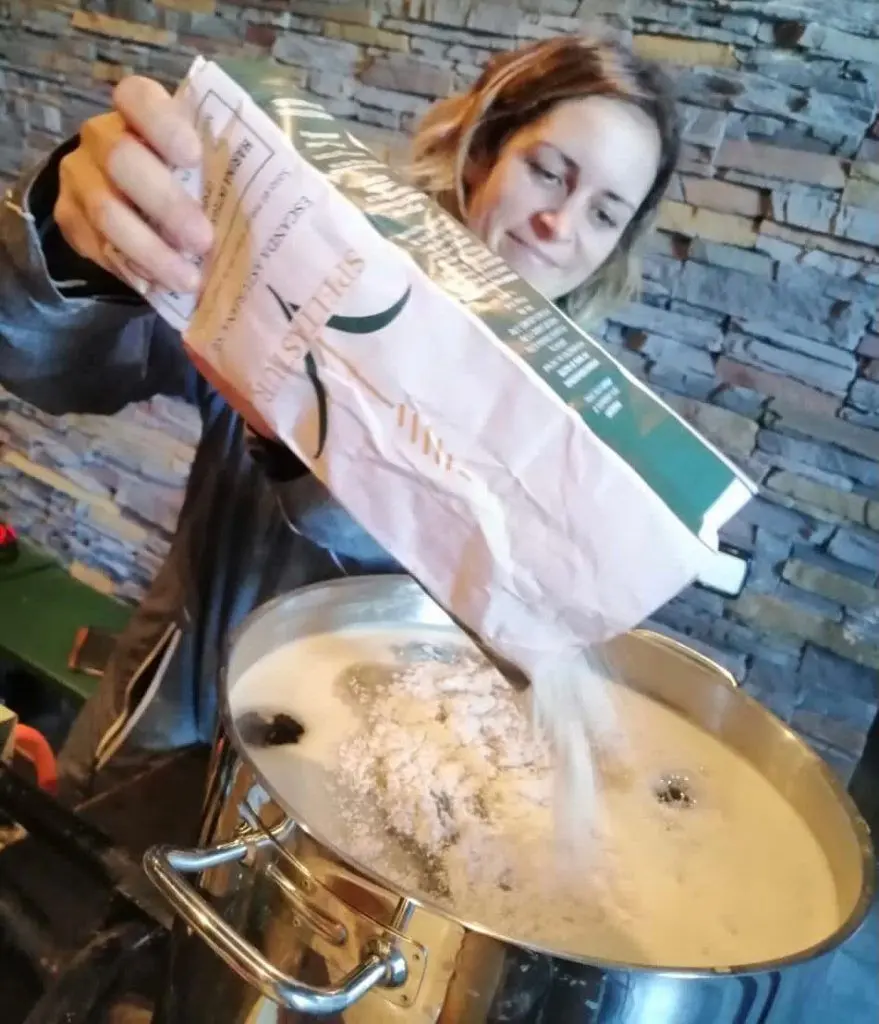 Blanca Fresno elaborando cerveza
