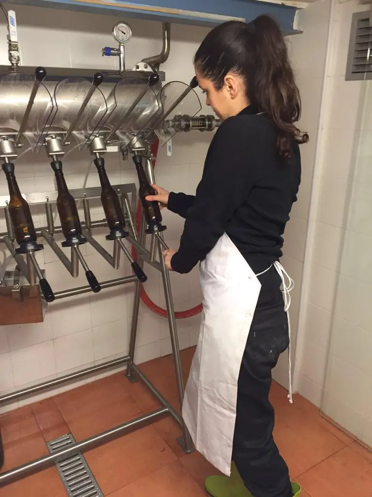 Blanca Fresno haciendo cerveza
