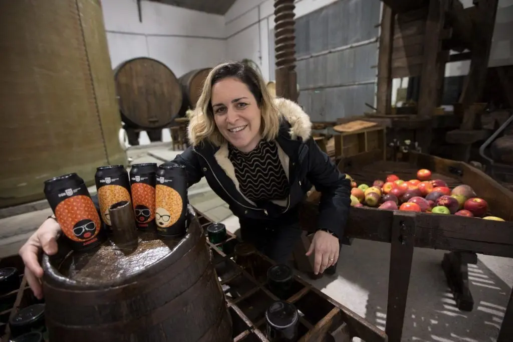 Blanca Fresno, ideóloga de Dúa, Sparkling Beer en un llagar. Foto de Miki López, para LNE (La Nueva España)