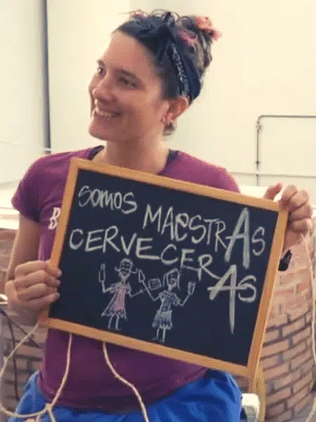 Clara de Bailandera con el cuadro Maestras Cerveceras