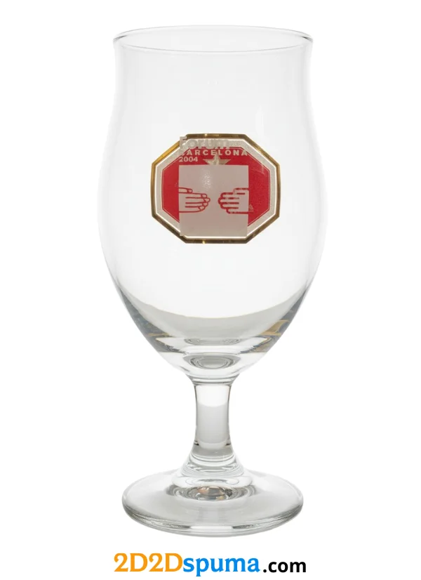 Copa tipo tulipa de Estrella Damm con serigrafía frontal clásica en escudo rojo y marcado trasero “Forum Barcelona 2004”. Vidrio transparente, tallo corto y base estable. Tamaño formato caña, ~20 cl aprox.,