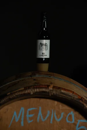 🛢️ Obsesión por las barricas: Bourbon, coñac, vino tinto, jerez… Olivier las usa para añadir profundidad y sofisticación a sus cervezas.