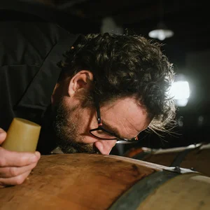 Menno oliendo el interior de una barrica.