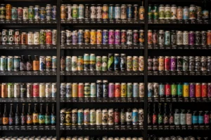 Estantería de tienda de cervezas saturada de oferta.